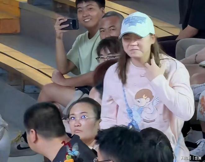 19岁全红婵现身游乐场!害羞脸红太可爱 网友:不是恢复训练了吗?